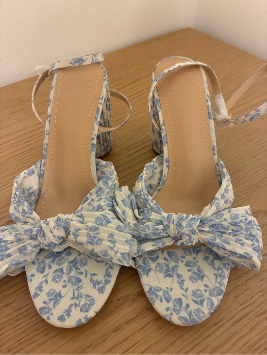 JustFab Shoes - JustFab Poppy Heeled Sandal in Blue Floral. Size 6. NWOT